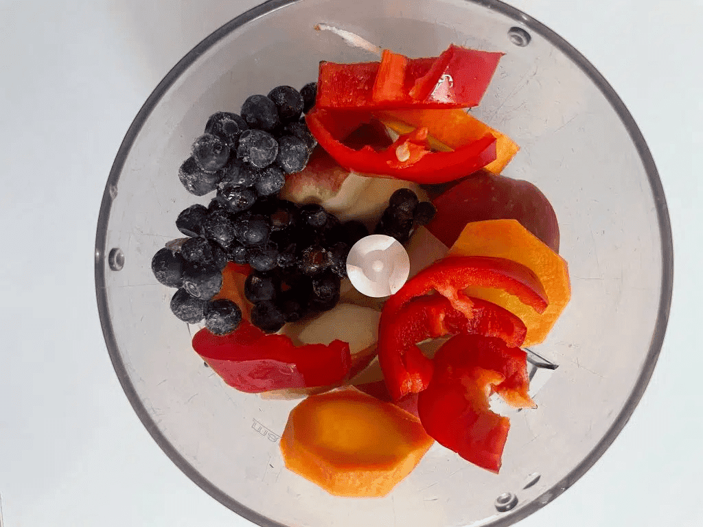 Фрукти, ягоди та овочі перемелюємо у блендері