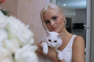 Як правильно брати і тримати кошеня на руках?