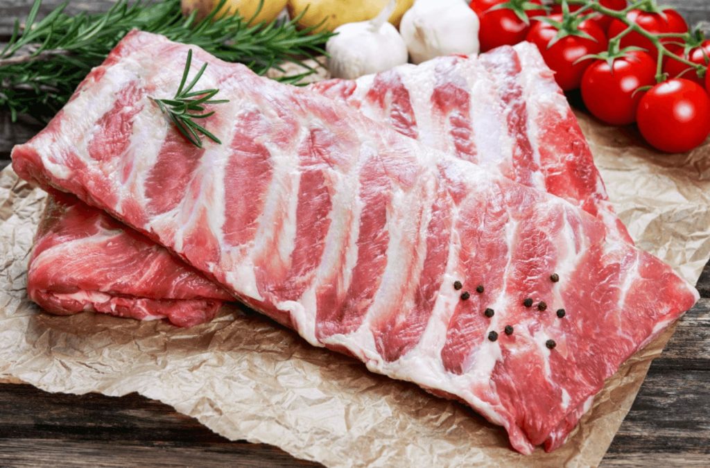 Чи можна собакам свинячі ребра?