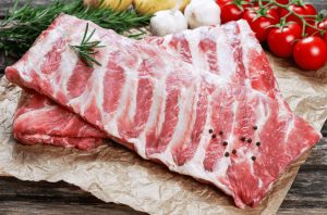 Чи можна собакам свинячі ребра?