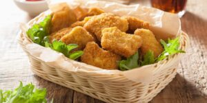 Чи можна котам курячі нагетси? Рекомендації щодо харчування.