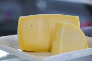 Чи можна кішкам сир (твердий сир)?