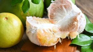 Чи можна давати собакам помело і які ризики?