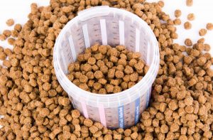 Скільки грамів сухого корму в склянці?