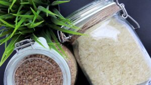 Чи можна давати кішці кашу?