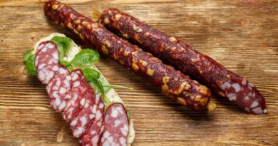 Чи можна давати собаці ковбасу