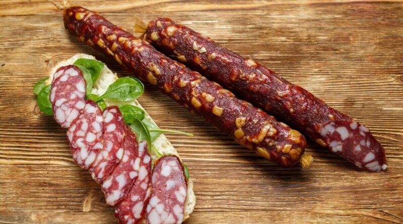 Чи можна давати собаці ковбасу