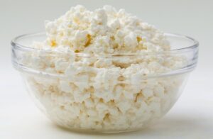 Чи можна кішці давати сир (кисломолочний / зернистий)?