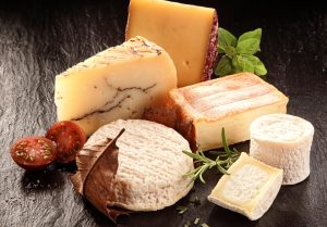 Чи можна собакам давати твердий сир?