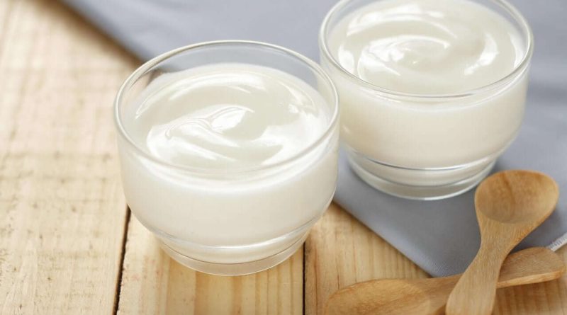 Чи можна давати кішкам йогурт