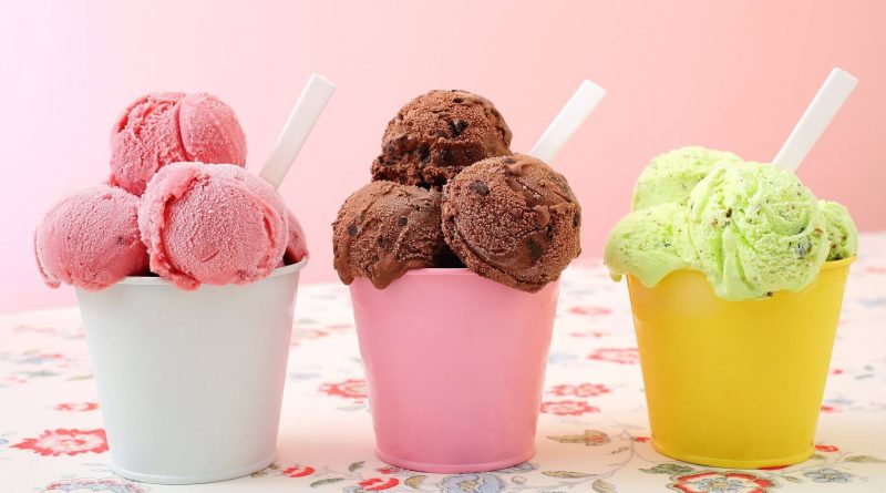 Чи варто годувати кішку морозивом