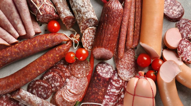 Ковбаса кішкам: потенційна шкода та чим замінити