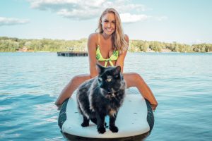 Чи можна навчити кота плавати?