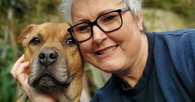 Пес, який пережив рак, вчасно знайшов злоякісну пухлину грудей у ​​господині