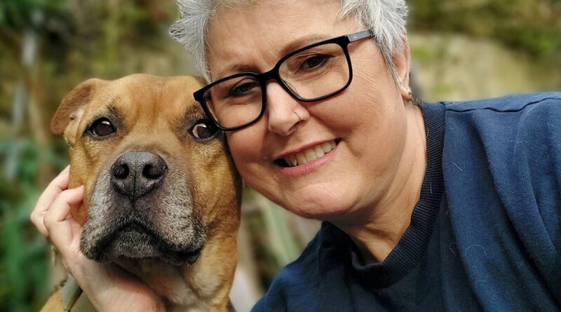 Пес, який пережив рак, вчасно знайшов злоякісну пухлину грудей у ​​господині