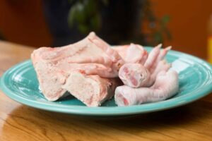 Чи можна давати собаці курячі лапки: чим корисні?