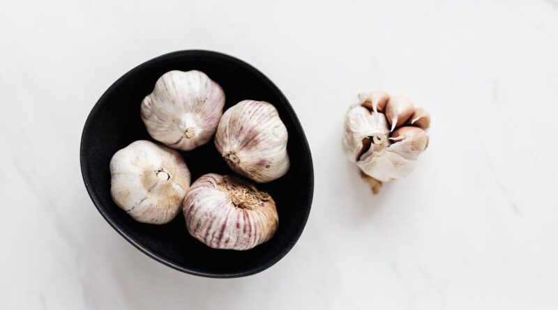 Чи можна годувати собаку часником: чому цього робити не можна?