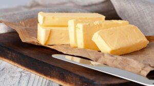 Чи можна пригощати собаку вершковим маслом?