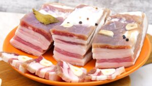 Чи можна собакам їсти сало?