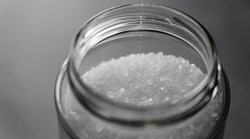 Чи можна солити їжу собакам?