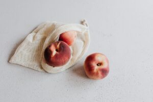 Чи можна годувати собаку персиками: користь, як часто давати?