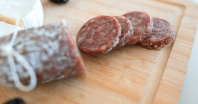 Чи можна собакам давати ковбасу і сосиски?