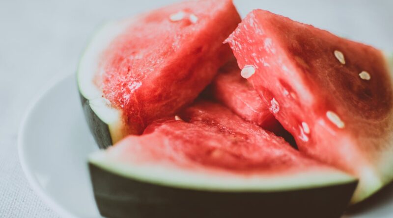 Чи можна собакам їсти кавун: чим корисний, як годувати?