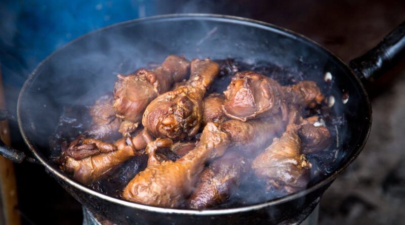 Чи можна собакам їсти курку — сиру, варену, курячі кістки?