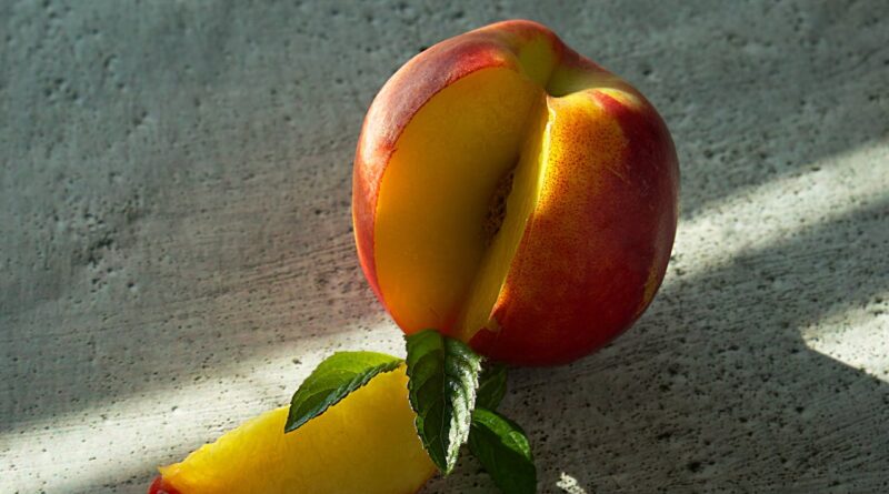 Чи можна собакам їсти нектарини: скільки давати?