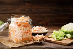 Чи можна собакам квашену капусту: чи є користь і як давати?