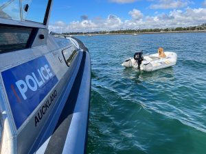 The police rescued a dog found on a small boat adrift at sea and saved it.