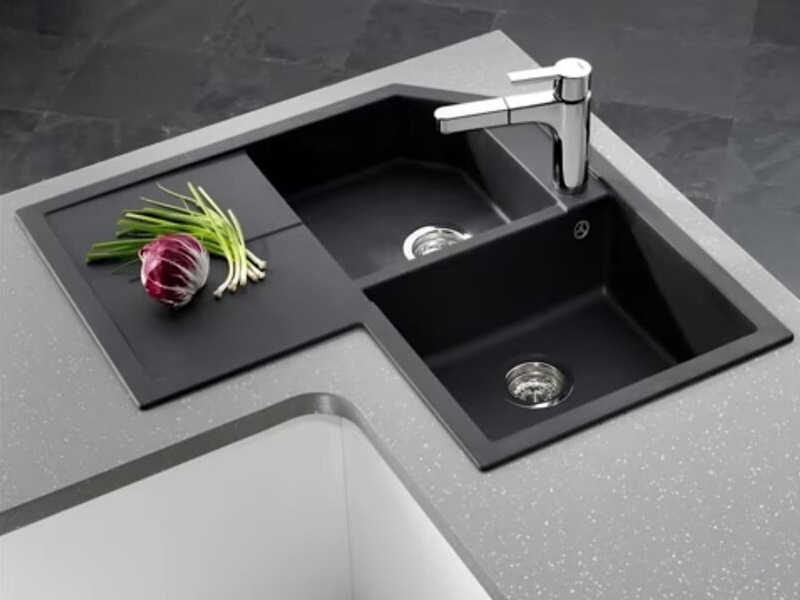 Кухонна мийка у кутку