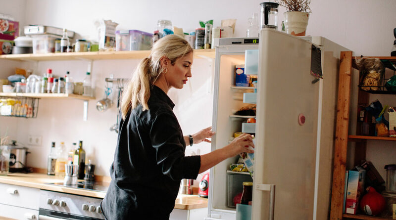 Навіщо нахиляти холодильник назад? Важливі правила встановлення.