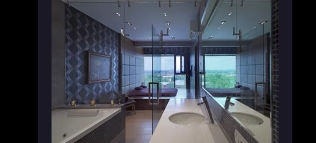 Об'єднання спальні та ванної через скляну перегородку