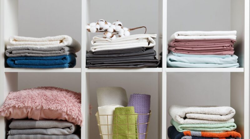 Постільна білизна та рушники: як складати, щоб все поміщалося у шафу?