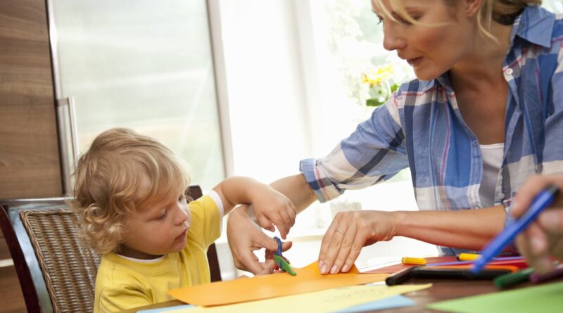 Прості вироби із коробочок від яєць: чим зайняти дітей.