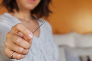 Як прибрати затяжку на светрі за допомогою невидимки?