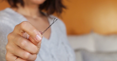 Як прибрати затяжку на светрі за допомогою невидимки?