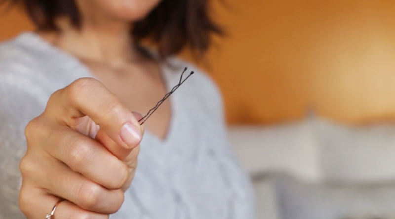 Як прибрати затяжку на светрі за допомогою невидимки?