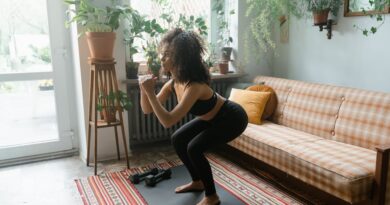 Сідай як треба: 7 типових помилок у присіданнях, які роблять буквально всі.