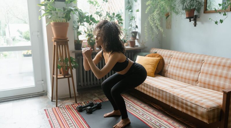 Сідай як треба: 7 типових помилок у присіданнях, які роблять буквально всі.