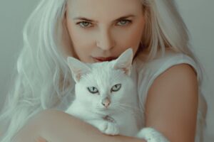 Дівчина вигнала хлопця із квартири після того, як почула його розмову з кішкою.