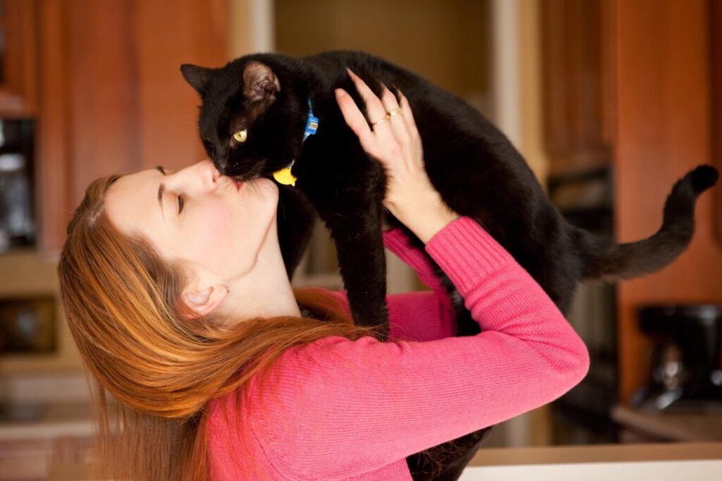 Дівчина вигнала хлопця за список «брудних речей», які вона робить із котом