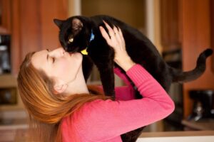 Дівчина вигнала хлопця за список «брудних речей», які вона робить із котом.