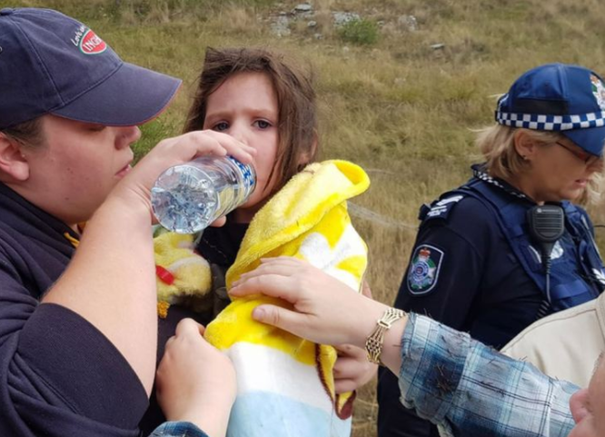 Старий пес зігрів дитину уночі на пагорбі та привів вранці допомогу