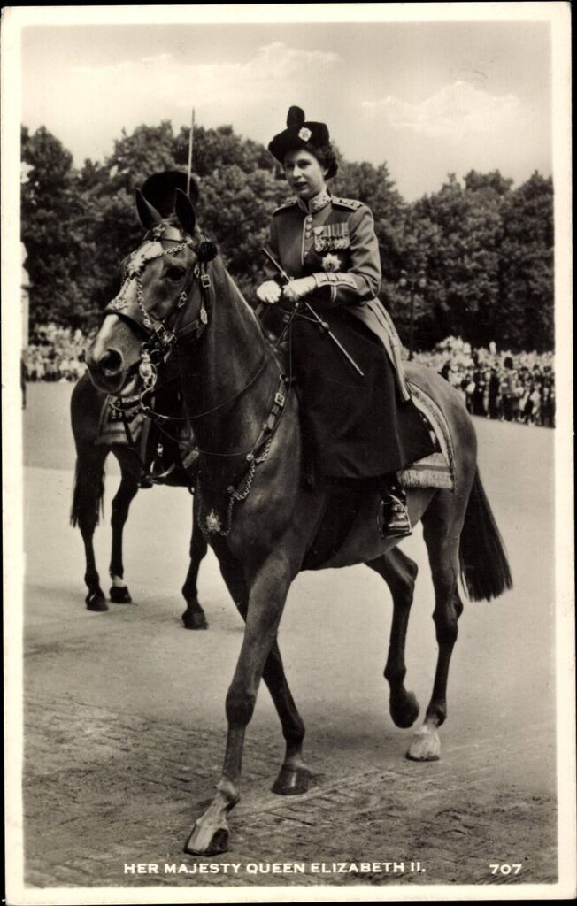 Її Величність часто з'являлася верхи на коні на церемонії Trooping the Colour