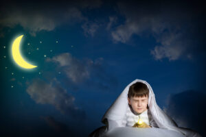 Хлопчик поскаржився мамі на монстра під ліжком – і він там правда був.