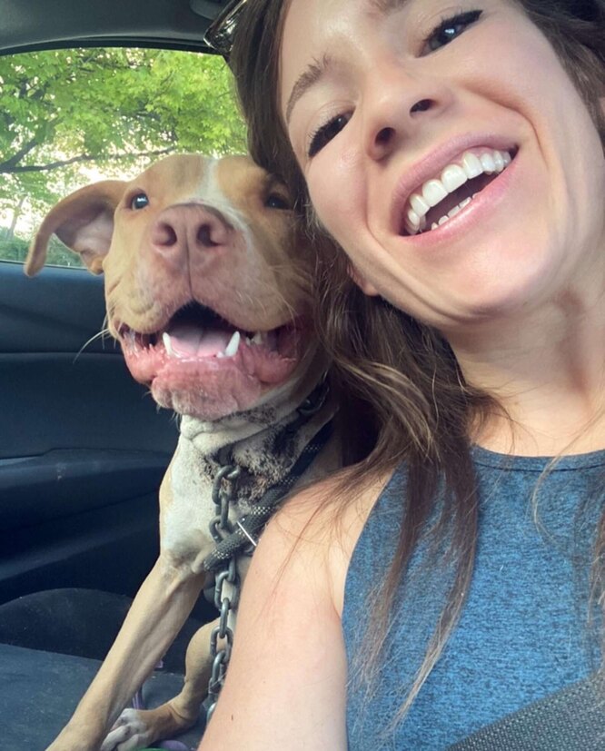 Тіффані із собакою Беакер