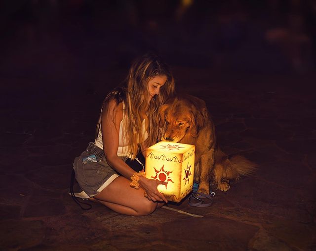 Господиня і песик позували з ліхтариком з анімаційного фільму рапунцель