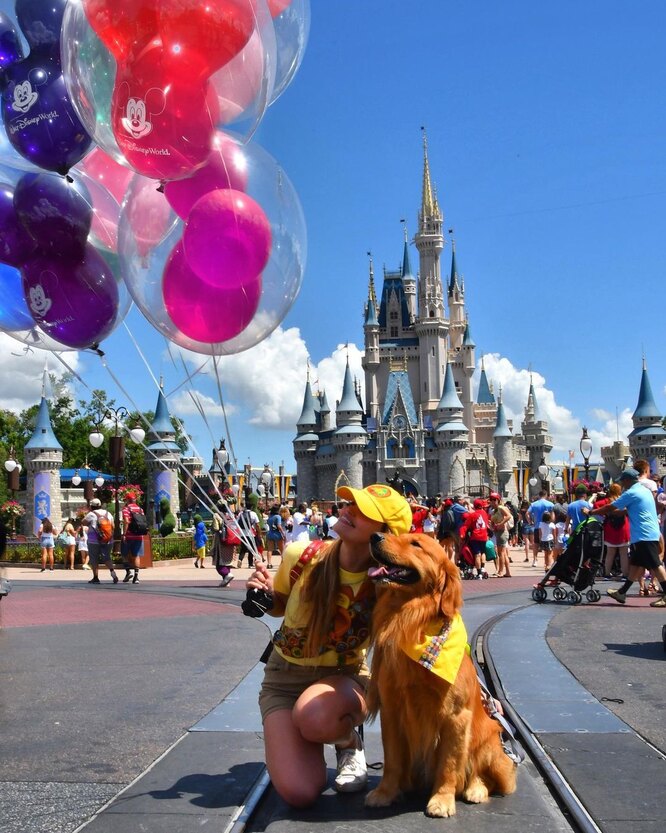 Пес зі своєю господинею у Дісней Ворлд